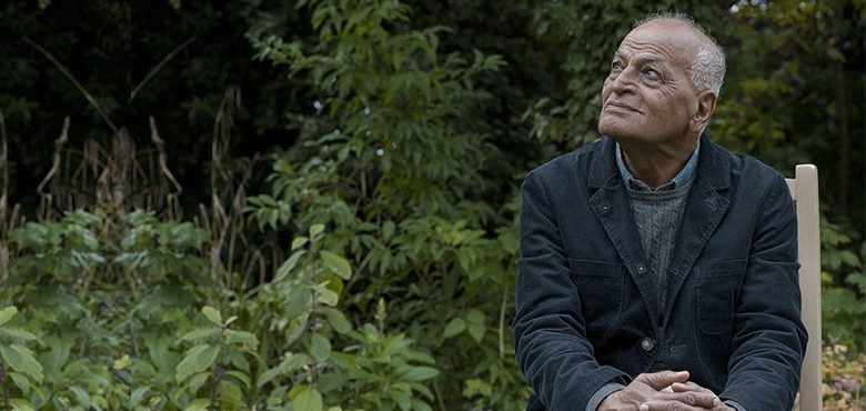 Satish Kumar assis dans la nature